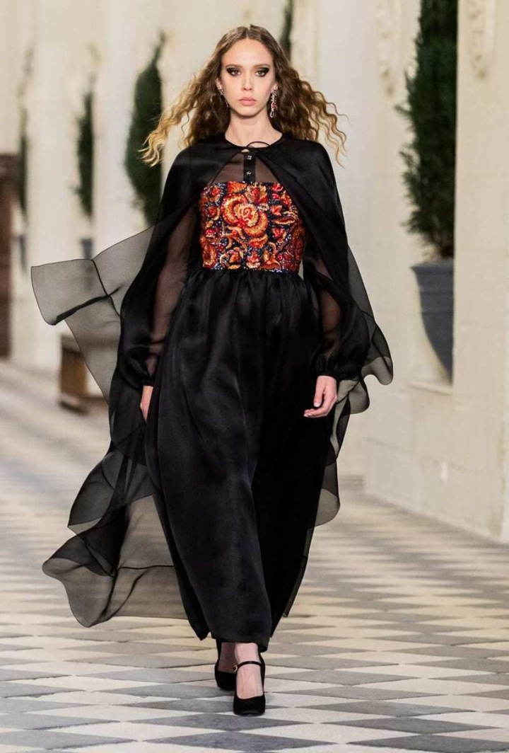 Žena v černém modelu Chanel Métiers d’art 2020/21