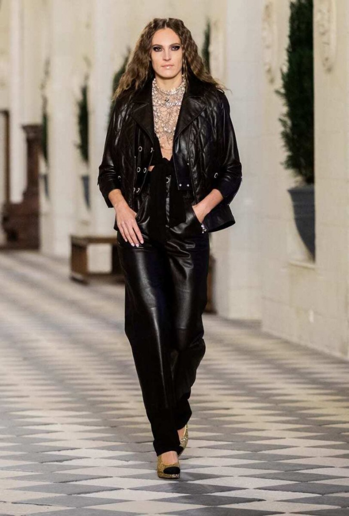 Žena v černém modelu Chanel Métiers d’art 2020/21
