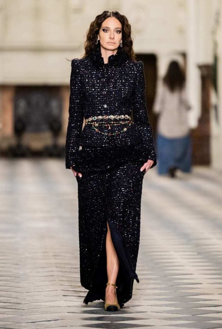 Žena v černém modelu Chanel Métiers d’art 2020/21