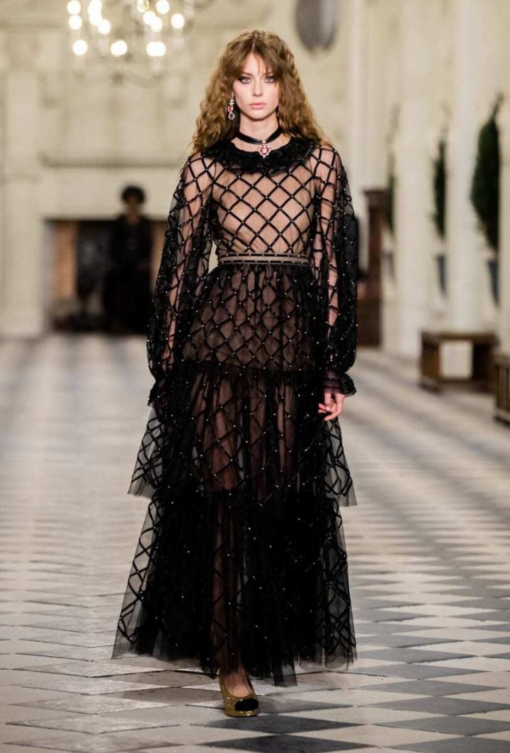 Žena v černém modelu Chanel Métiers d’art 2020/21