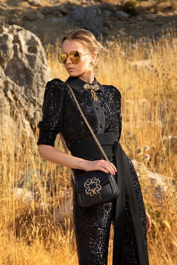 Žena v černém modelu Elie Saab SS2021