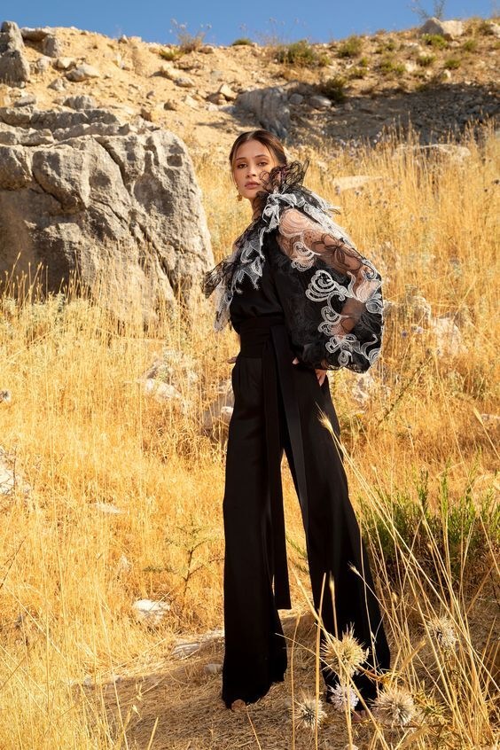 Žena v černém modelu Elie Saab SS2021