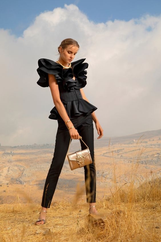 Žena v černém modelu Elie Saab SS2021