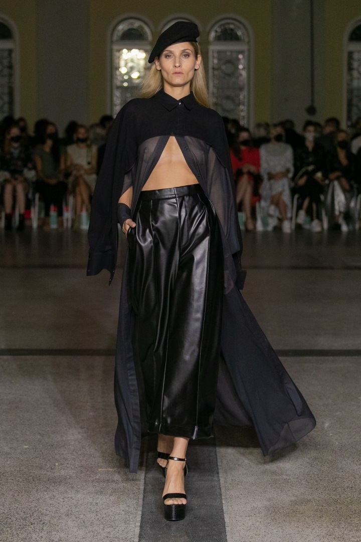 Žena v černém outfitu Michaela Kováčika