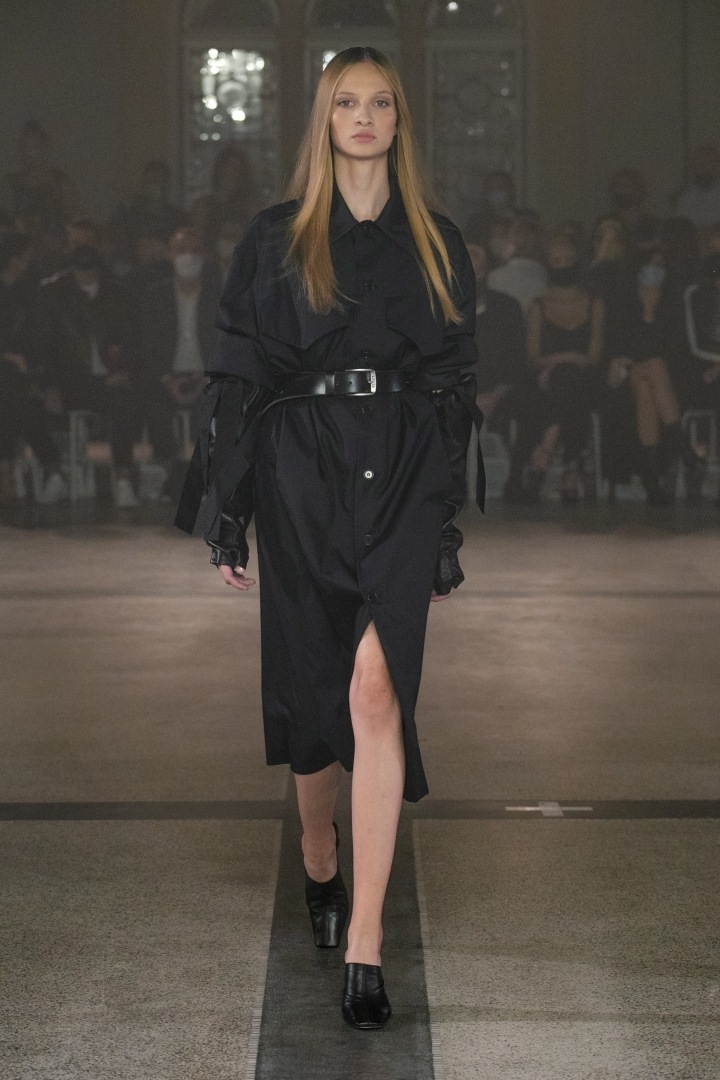 Žena v černém outfitu od Zoltána Tótha 