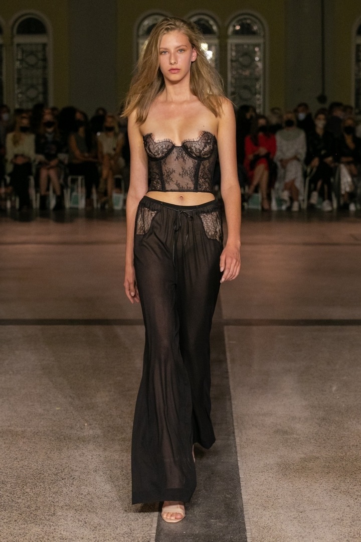 Žena v černém spodním prádle návrhářky Terezy Vu