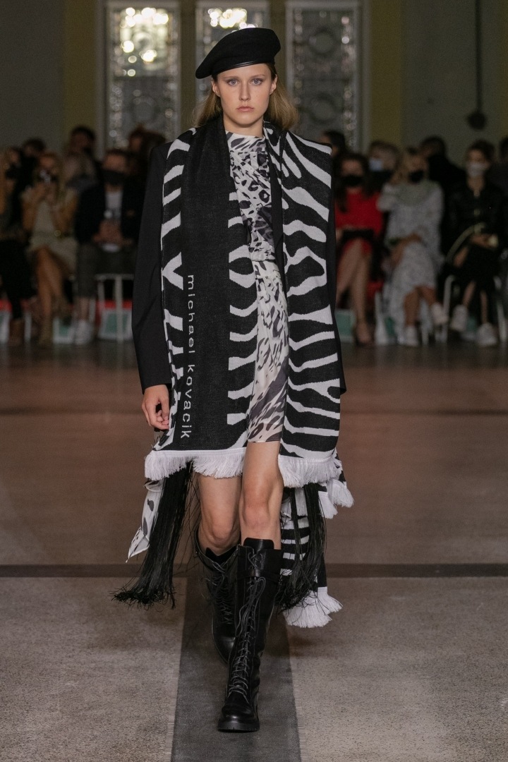 Žena v černobílém modelu Michaela Kováčika