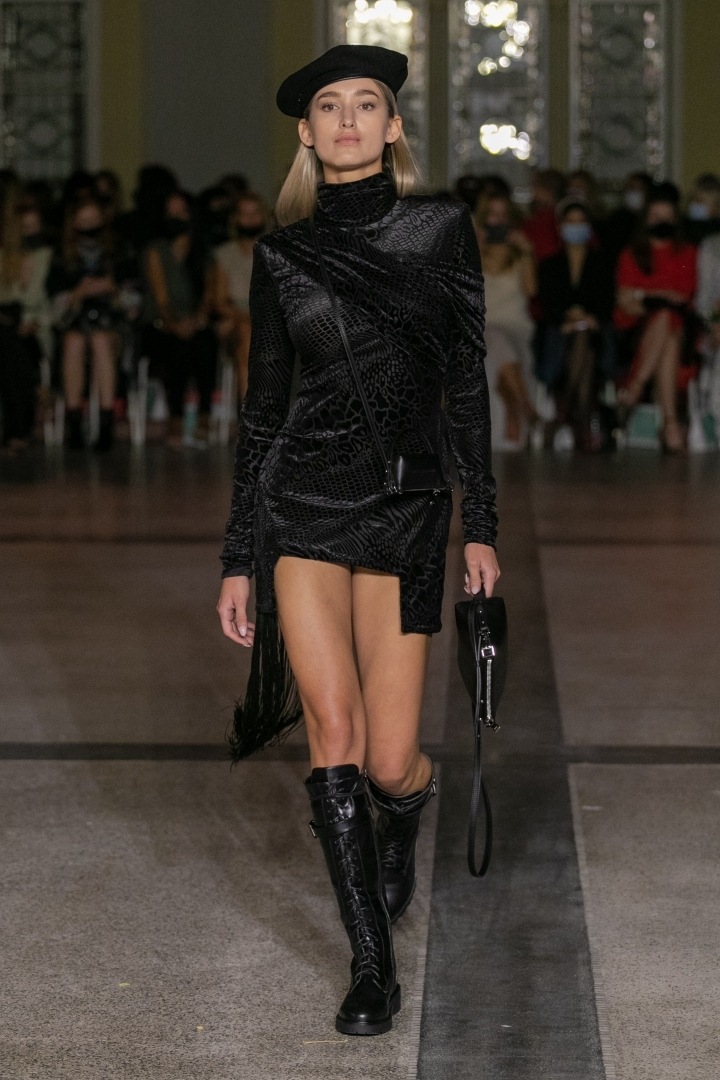 Žena v černých šatech Michaela Kováčika