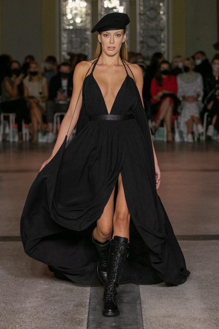 Žena v černých šatech Michaela Kováčika