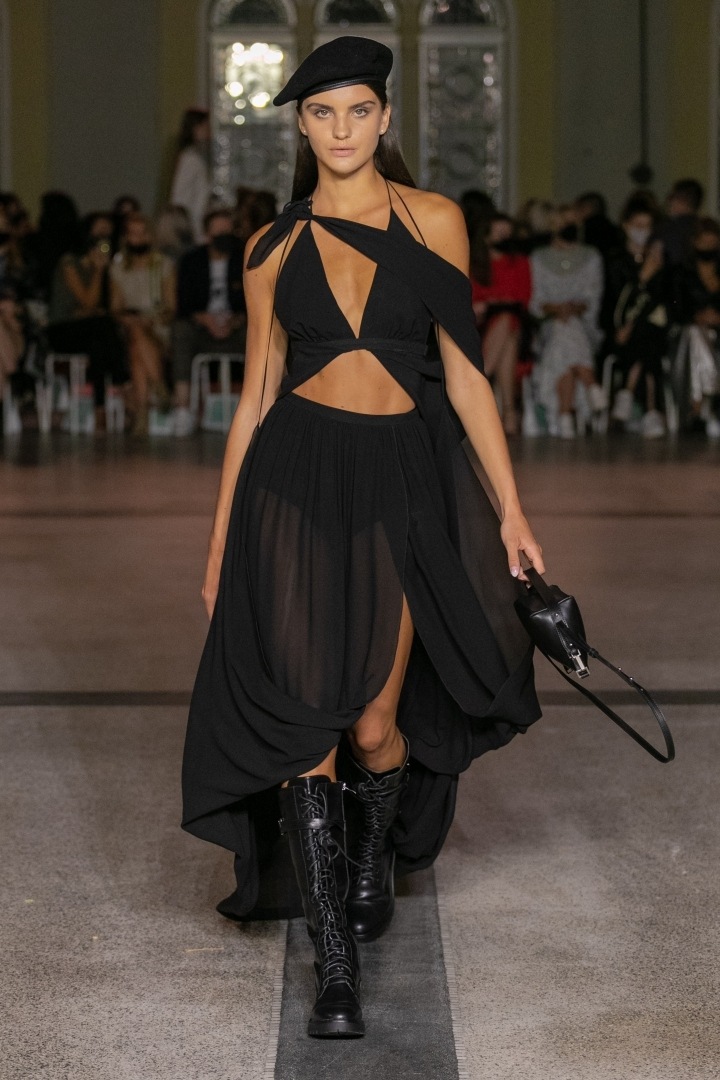 Žena v černých šatech Michaela Kováčika