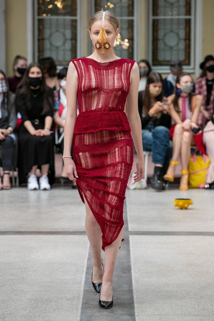 Žena v červených šatech a roušce - Technická univerzita v Liberci