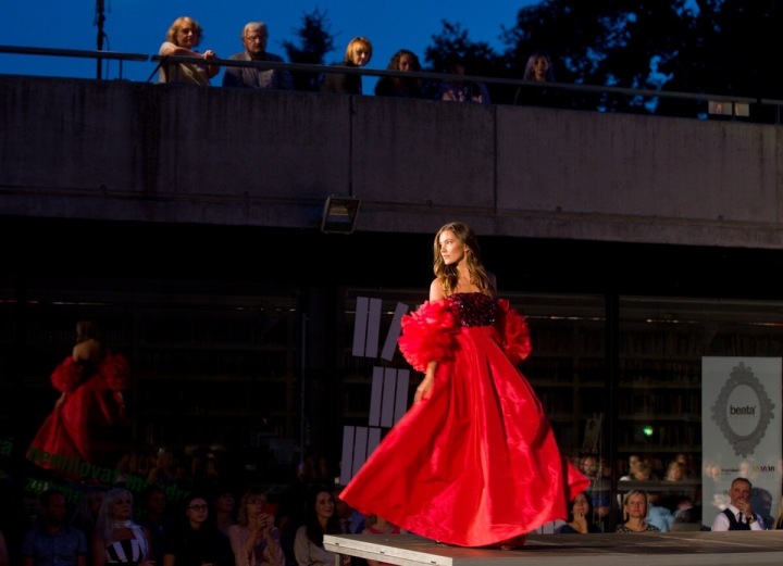 Žena v červených šatech Beaty Rajské