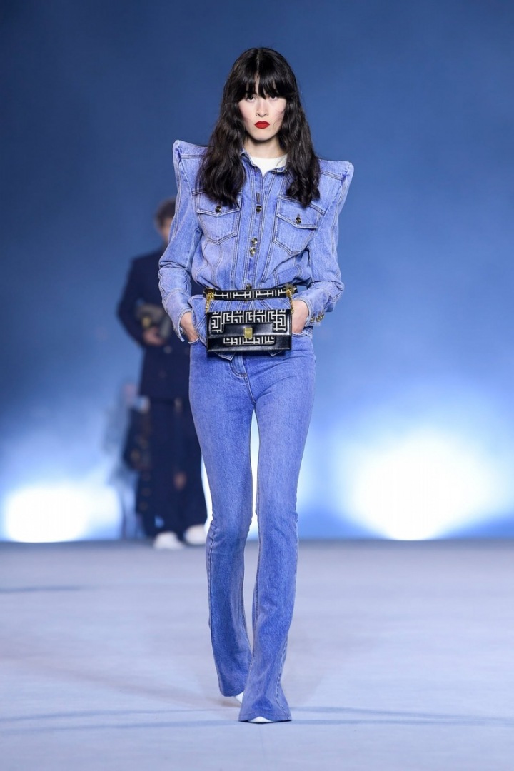 Žena v denimovém modelu Balmain SS2021