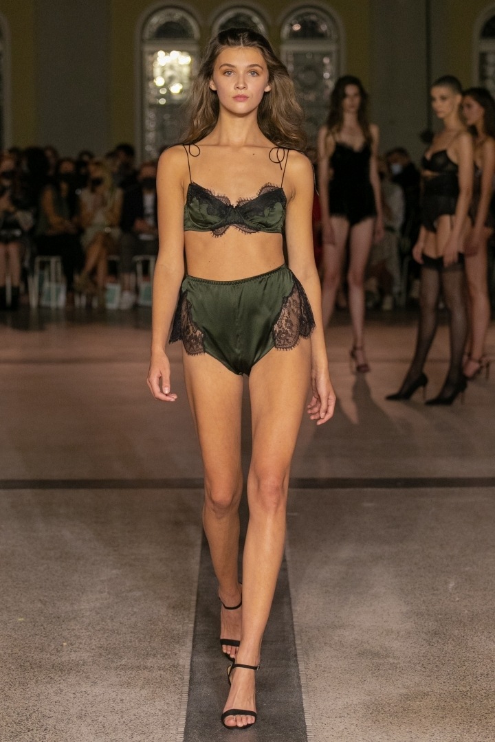 Žena v khaki spodním prádle návrhářky Terezy Vu