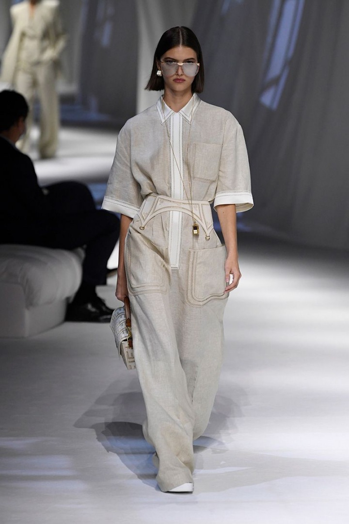 Žena v krémovém overalu Fendi SS2021