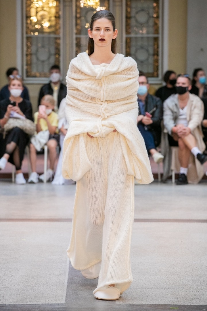 Žena v krémovém pleteném outfitu UMPRUM