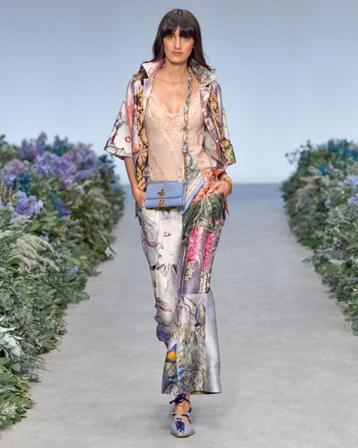 Žena v květinovém modelu Zimmermann