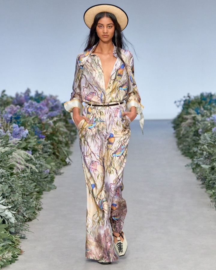 Žena v květinovém overalu Zimmermann