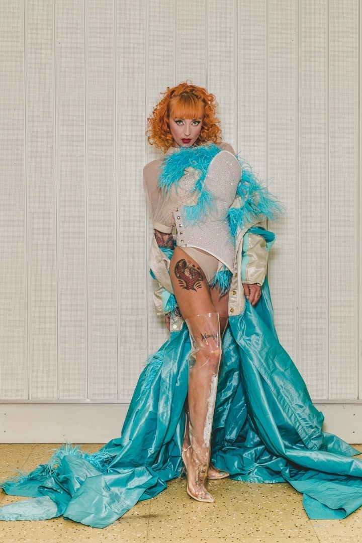 Žena v mini šatech návrháře Lukáše Krnáče