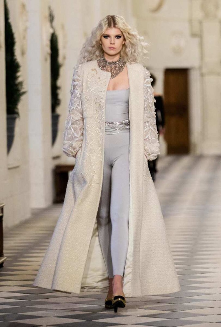 Žena v modelu Chanel Métiers d’art 2020/21