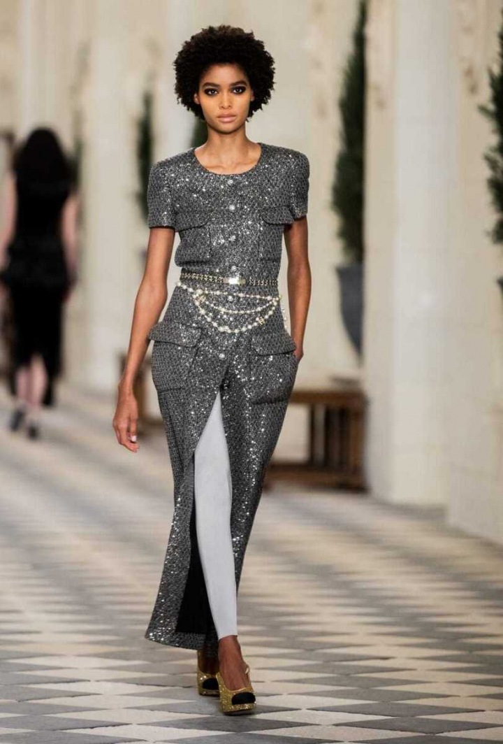 Žena v modelu Chanel Métiers d’art 2020/21