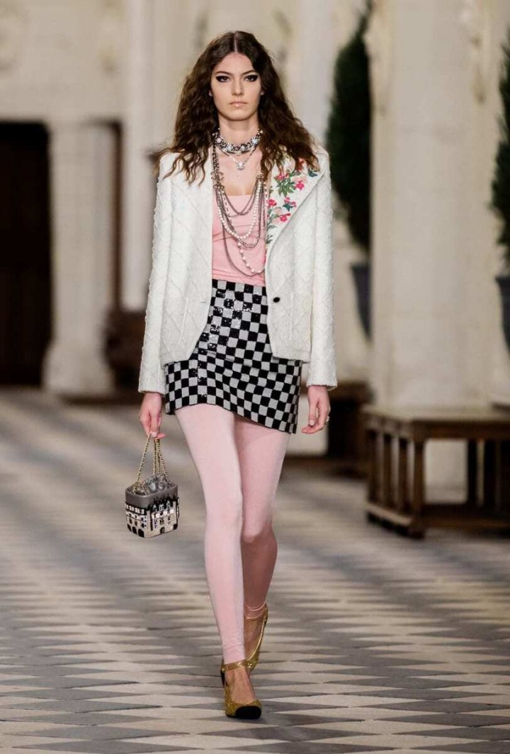 Žena v modelu Chanel Métiers d’art 2020/21