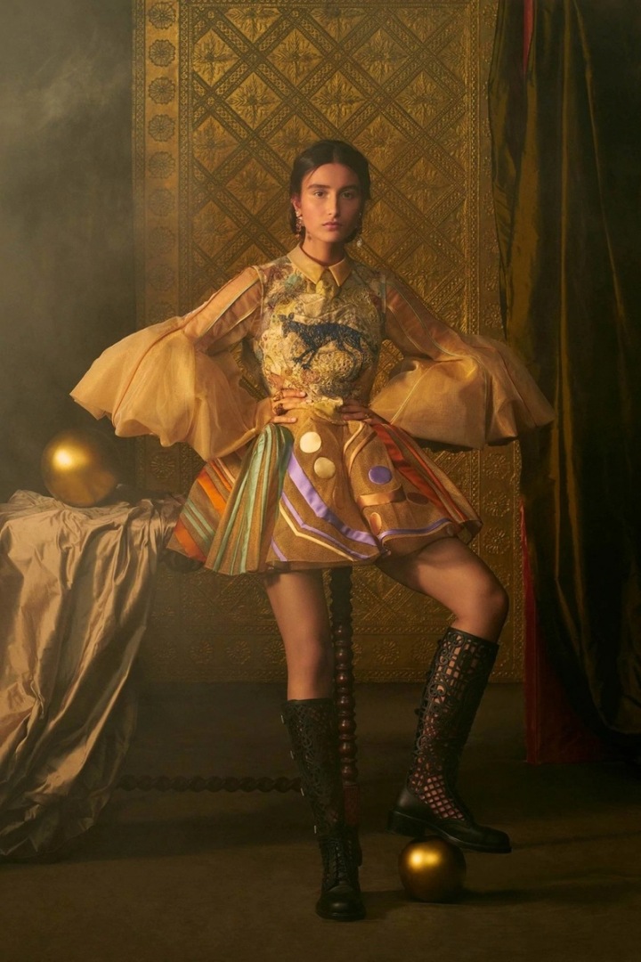 Žena v modelu Dior Spring 2021 Couture