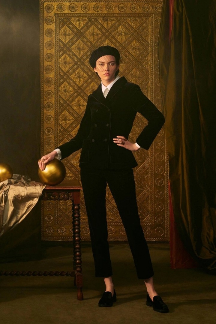 Žena v ikonickém saku Bar