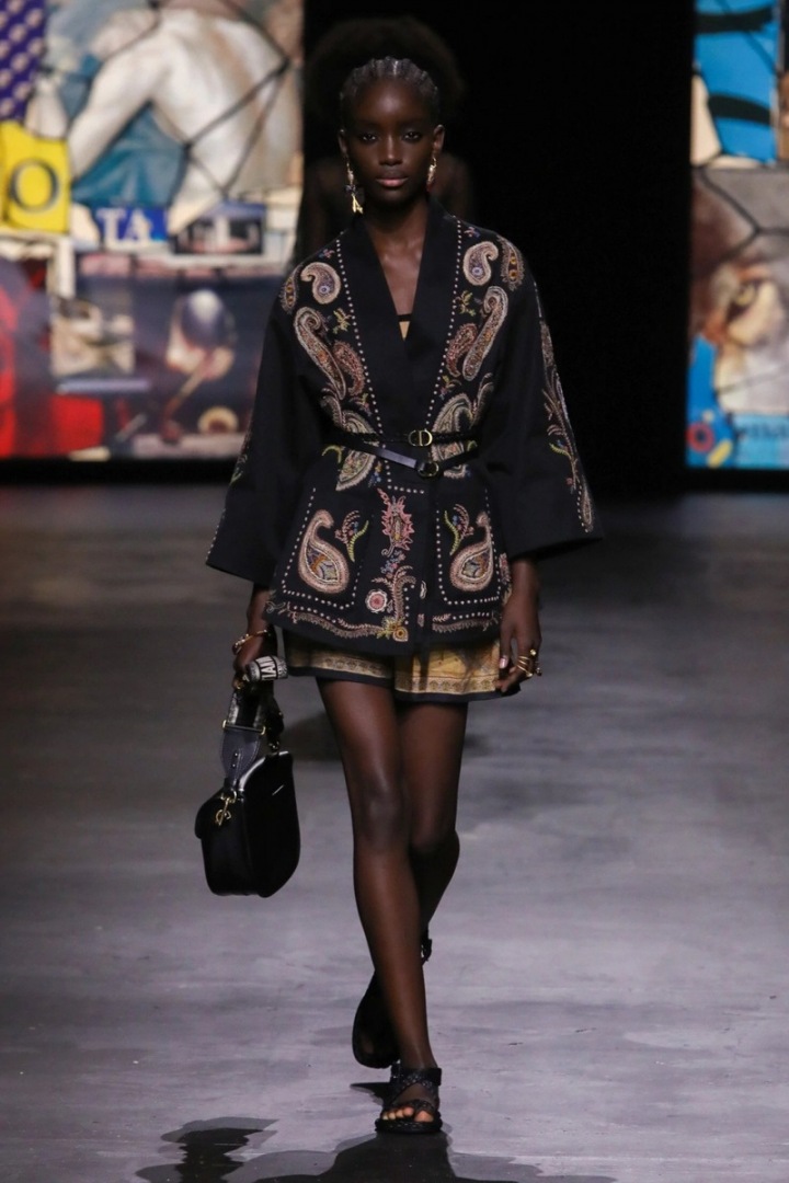 Žena v modelu Dior SS2021