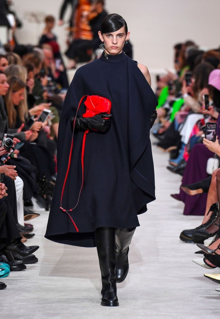 Žena v modré peleríně Valentino