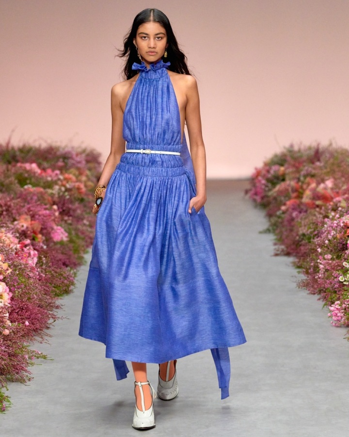 Žena v modrých šatech Zimmermann