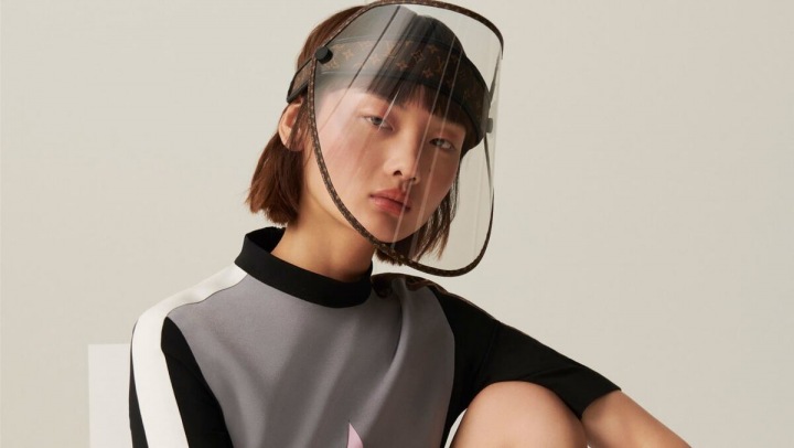 Žena v obličejovém štítu Louis Vuitton