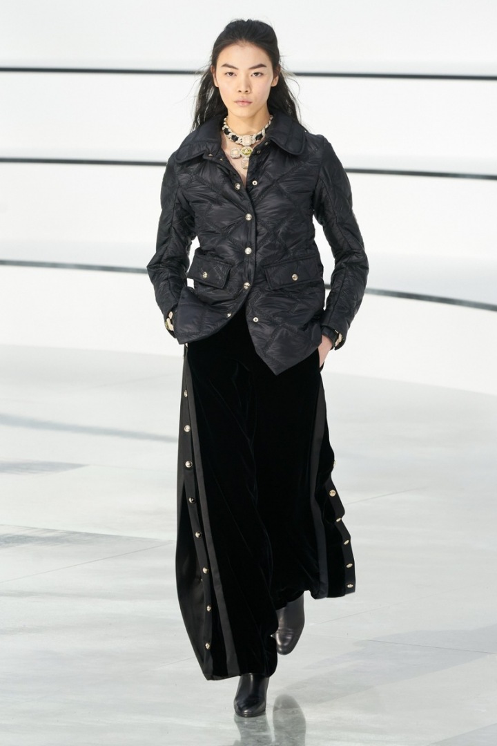 Žena v prošívané bundě Chanel