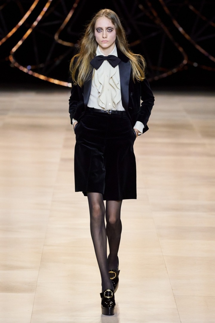 Žena v sametovém obleku Céline