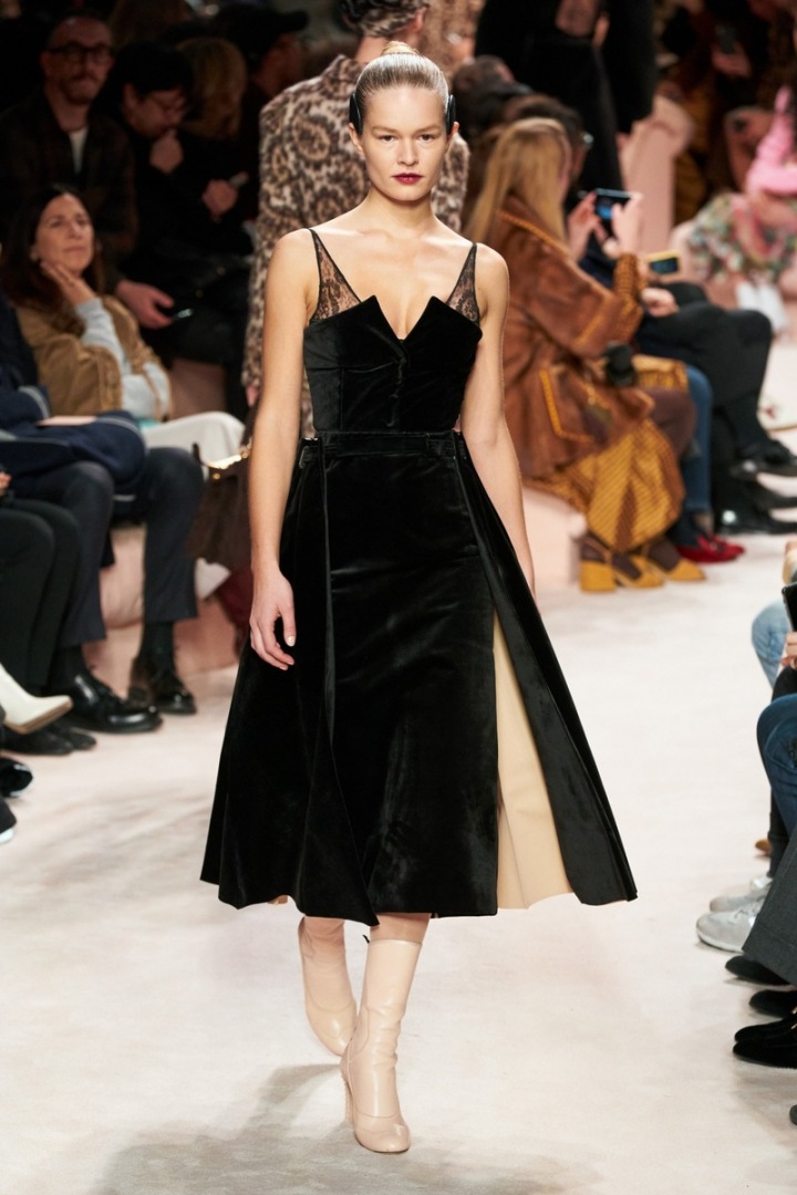 Žena v sametových šatech Fendi