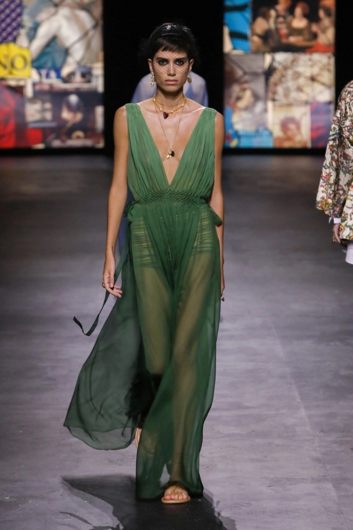 Žena v šatech Dior SS2021