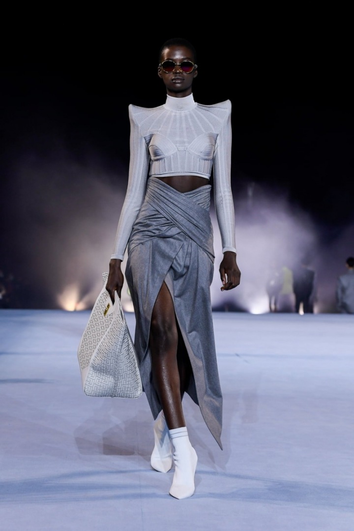 Žena v šedém modelu Balmain SS2021