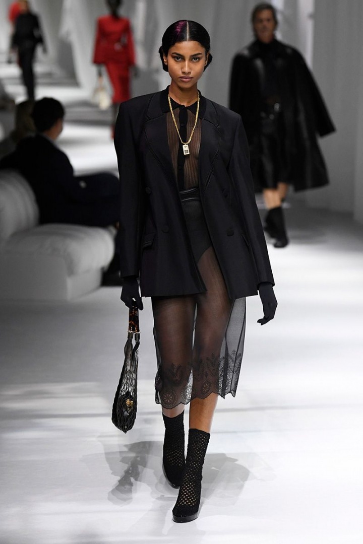 Žena v transparentním modelu Fendi SS2021