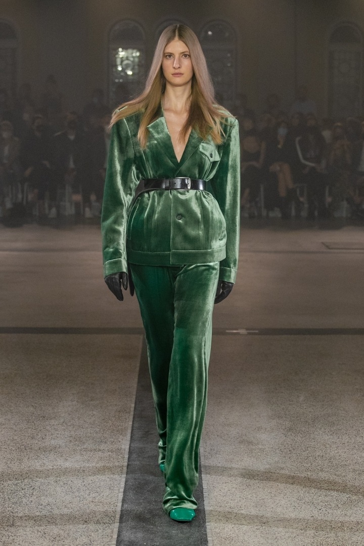 Žena v zeleném outfitu od Zoltána Tótha 