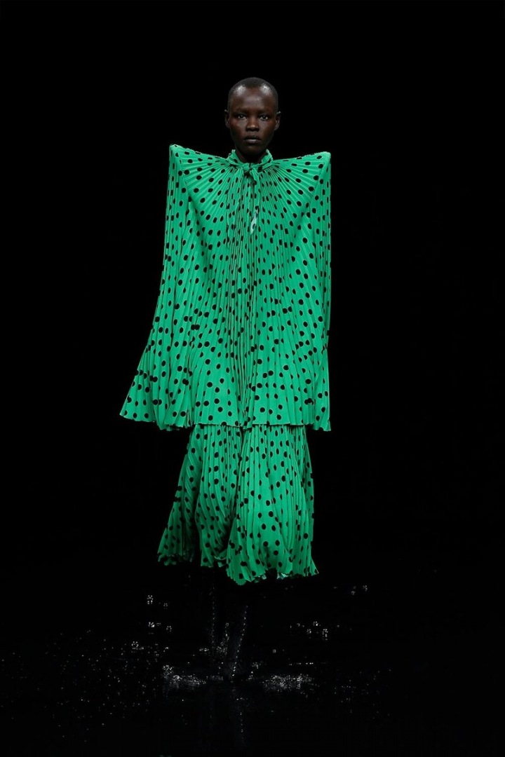 Žena v zelených šatech Balenciaga