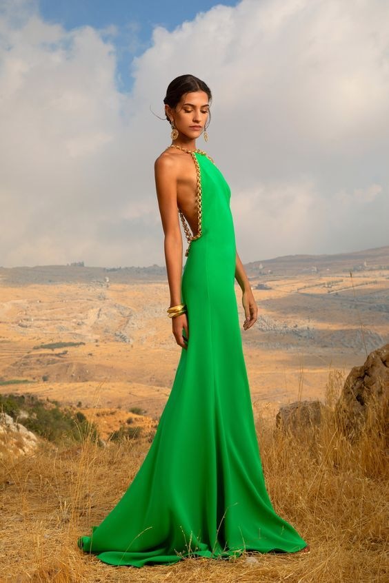 Žena v zelených šatech Elie Saab SS2021