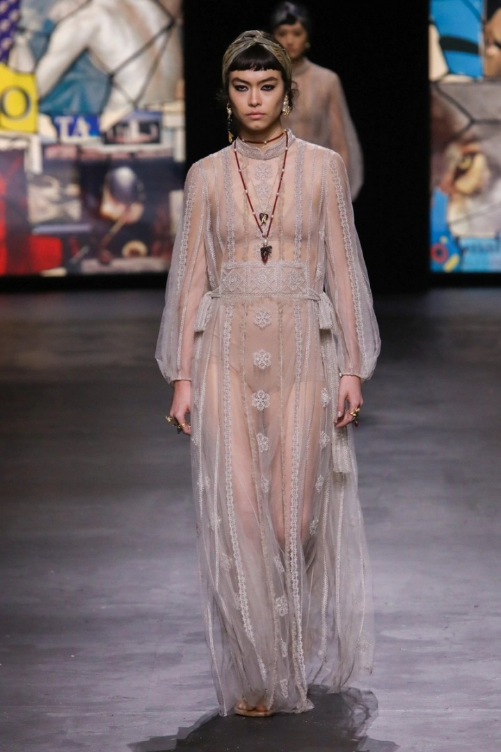 Žena ve světlých šatech Dior SS2021