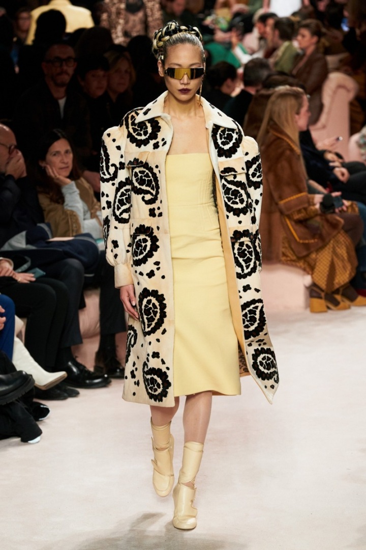 Žena ve žlutých šatech Fendi