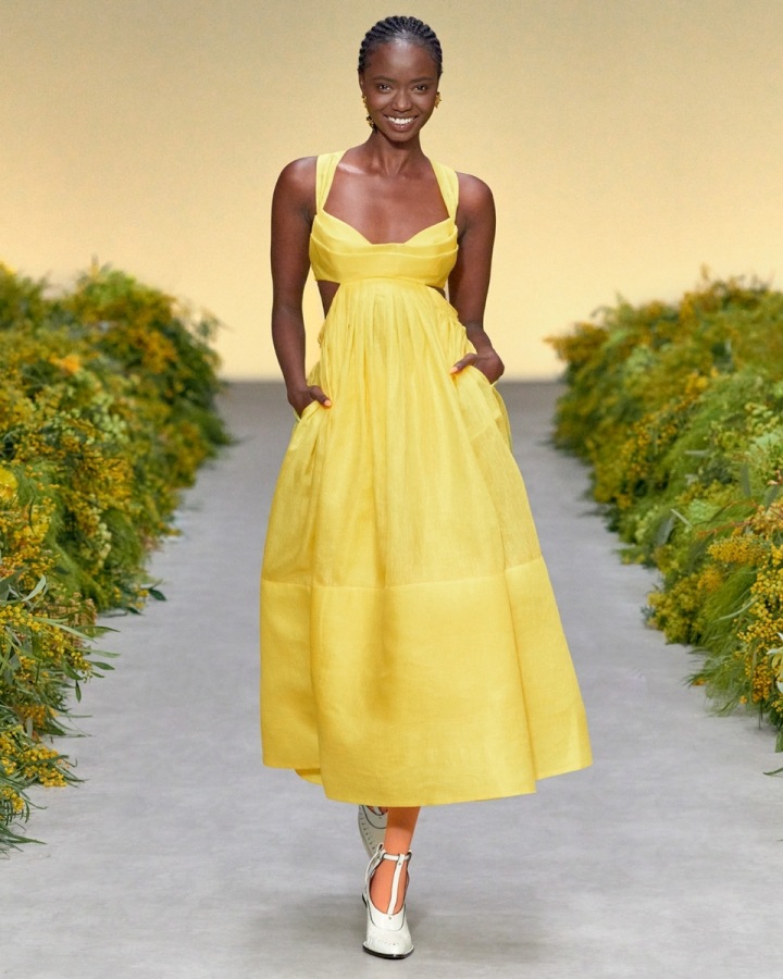 Žena ve žlutých šatech Zimmermann SS2021