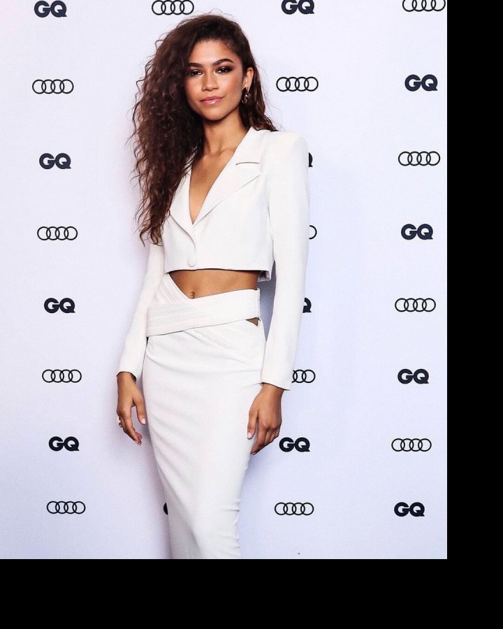 Zendaya stojí v bílém sáčku a sukni