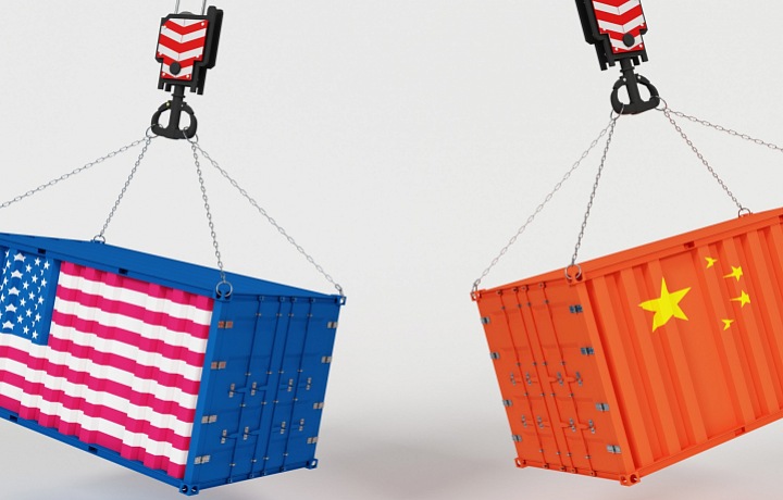 Obchodná vojna medzi veľmocami spôsobuje obom ekonomikám ťažkosti