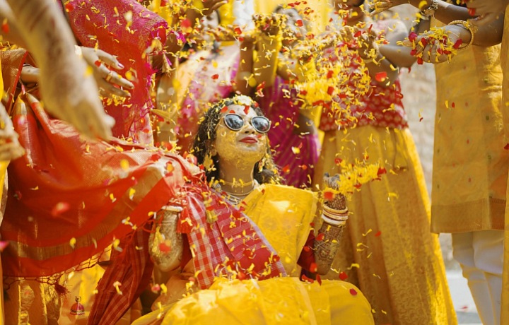 Gaye Holud je zábavný ceremoniál, počas ktorého sa nevesta aj ženích natierajú kurkumovou pastou