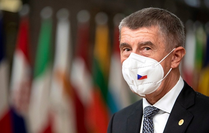 Andrej Babiš v roušce s českou vlajkou.