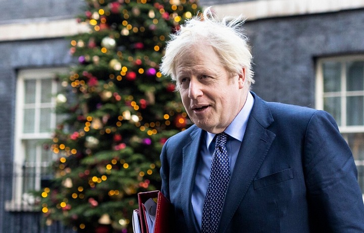 Boris Johnson u vánočního stromku