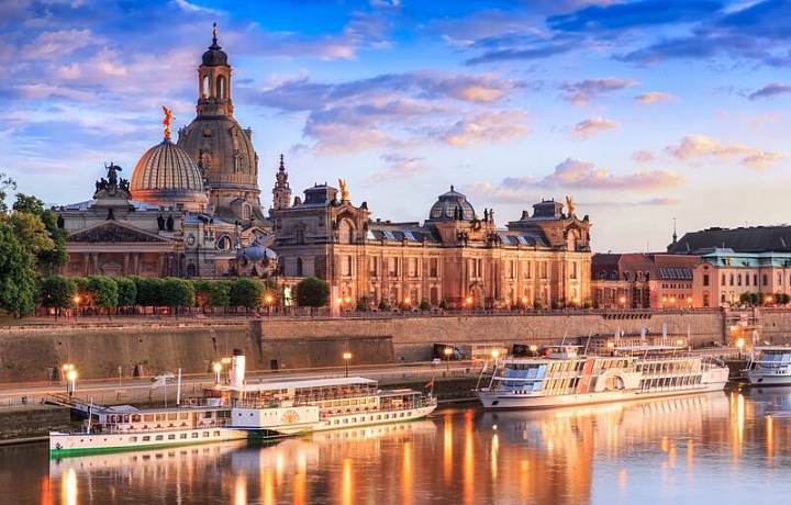 Pohled na drážďanský architektonický skvost Brühlsche Terrasse.